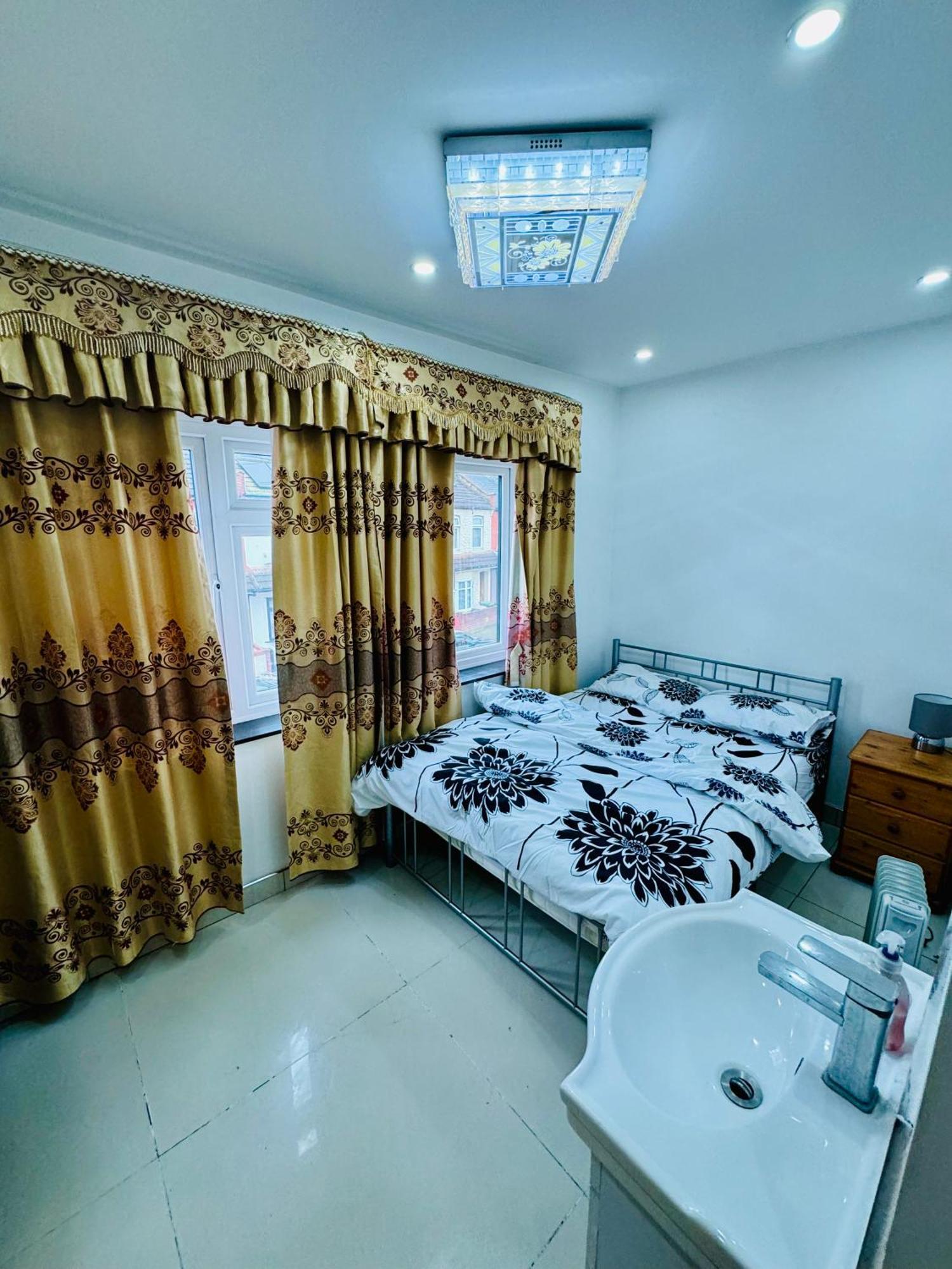 The Great Falcon Accommodation ลอนดอน ภายนอก รูปภาพ