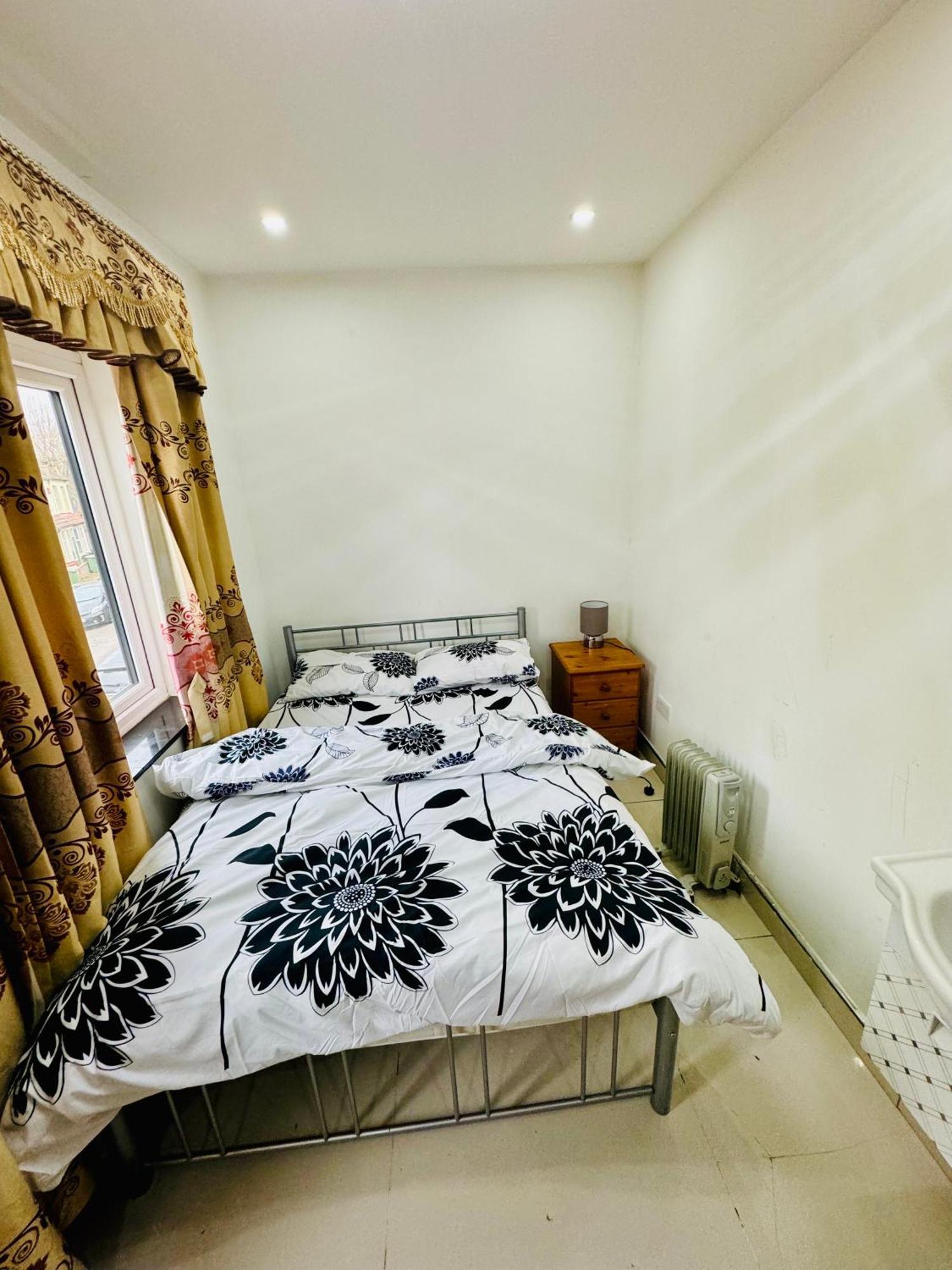The Great Falcon Accommodation ลอนดอน ภายนอก รูปภาพ